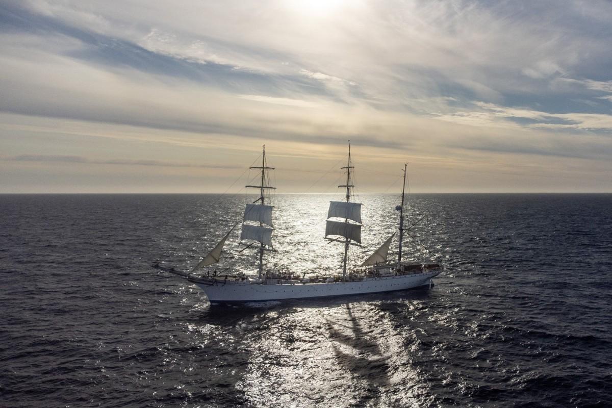 Seilskip i åpent hav